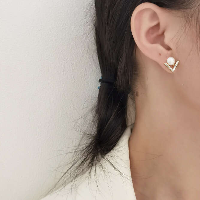 Delicate V-Shaped Pearl Inlaid Dia Stud Earrings for Women, Internet Celebrity Fashion, Simple and Elegant Earrings, Versatile Light Ear Jewelry