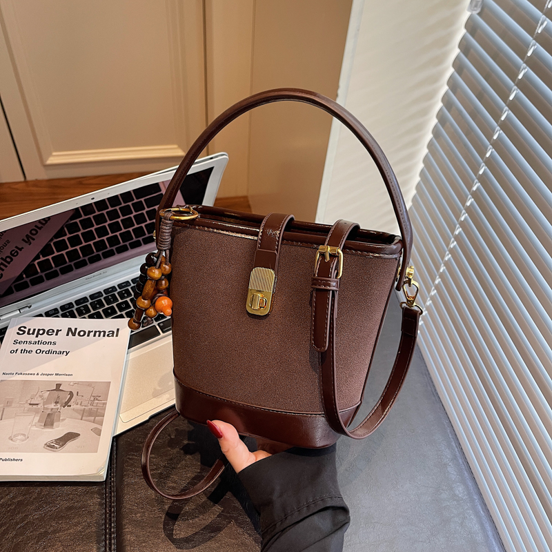 Ladies' elegant casual large capacity shoulder bag, simple and fashionable shopping and commuting new style, ladies' crossbody bag, students