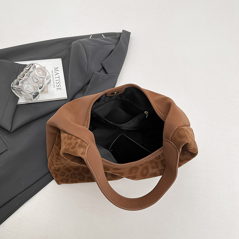 New ladies' elegant and casual large capacity shoulder bag, simple and high-end fashion shopping commuting crossbody bag, student lightweight cro