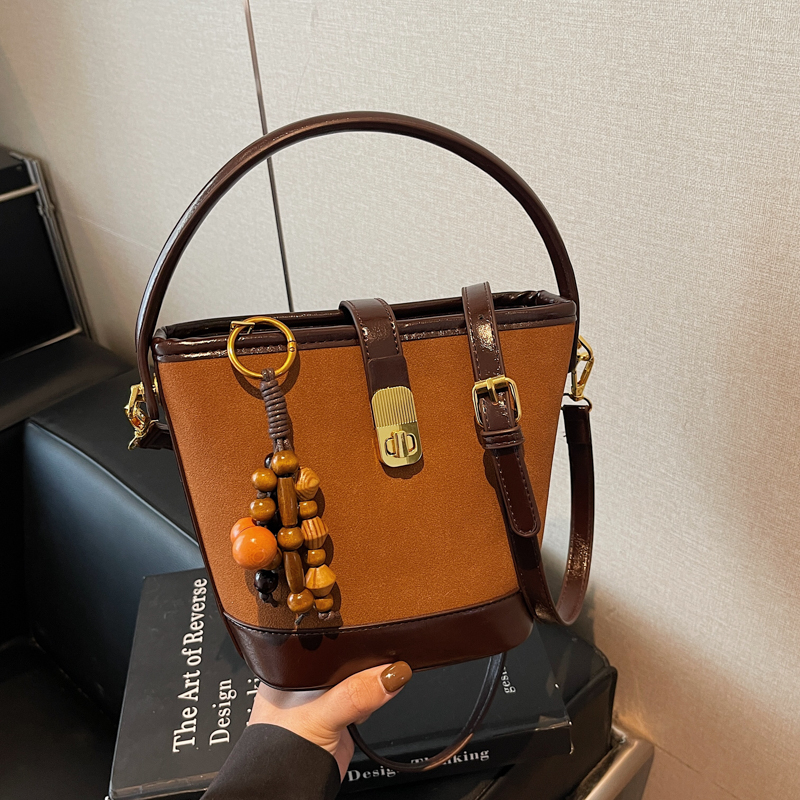 Ladies' elegant casual large capacity shoulder bag, simple and fashionable shopping and commuting new style, ladies' crossbody bag, students