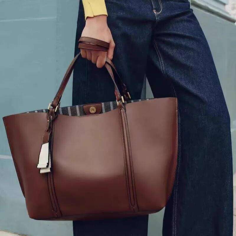 Fashion Large Capacity Women's Handbag Black Shoulder Bag for Outdoor Travel And Shopping