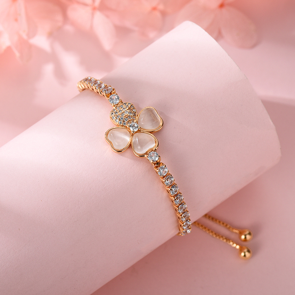 Small Square Dia Heart Flower Bracelet for Women, Light Style, Niche Design, High-End Simple Versatile Exquisite New Jewelry