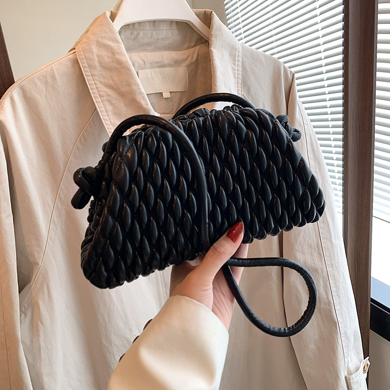 New French fashion autumn women's shoulder bag with niche Bag design, trendy style, retro minimalist handbag, light luxury designer bag