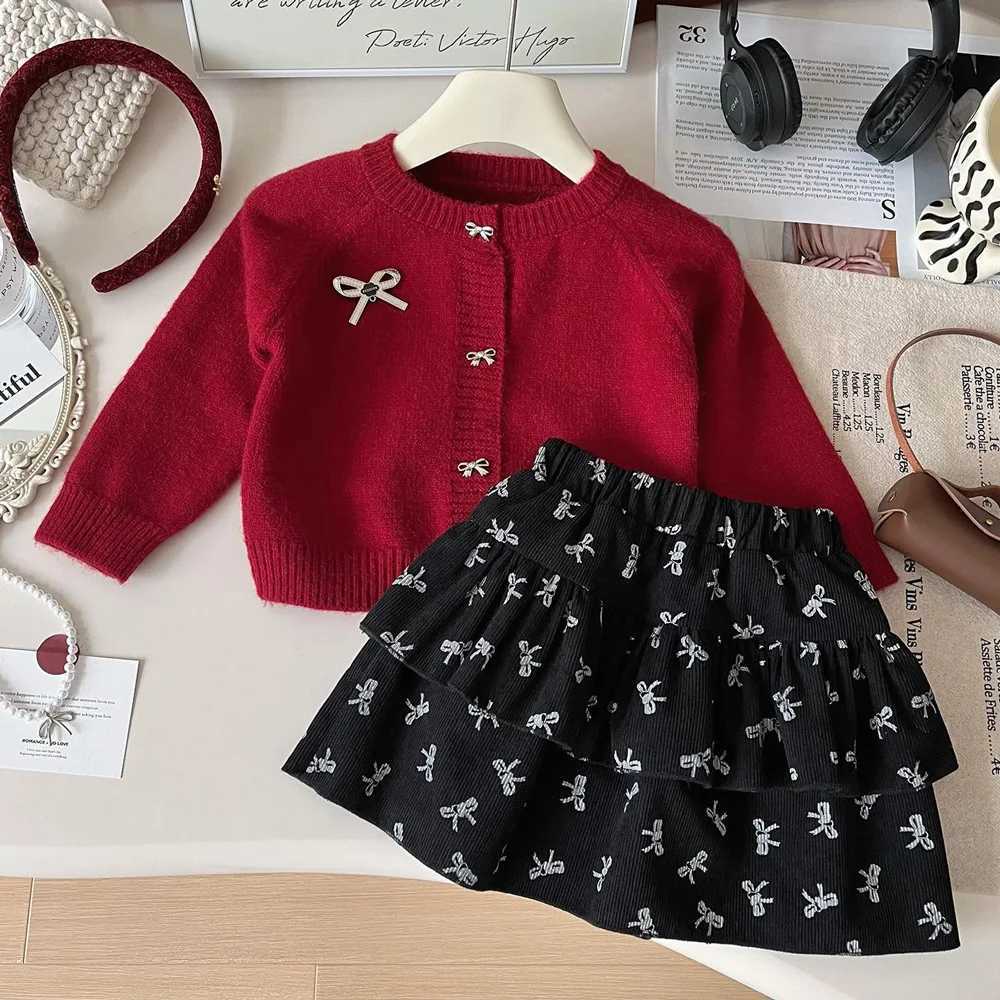 New Autumn Children Girls Knitwear 2PCS Clothing Knotbow Button Red Sweater Cardigan Suit All Printed Kids Baby Girls Cake Skirt L250926GED0
