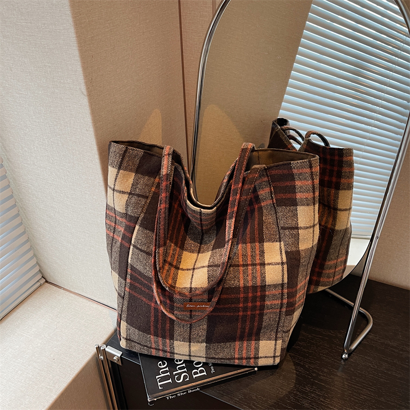 Summer new casual elegant large capacity shoulder bag, simple shopping commuting essential crossbody bag, student fashionable lightweight crossbody ba