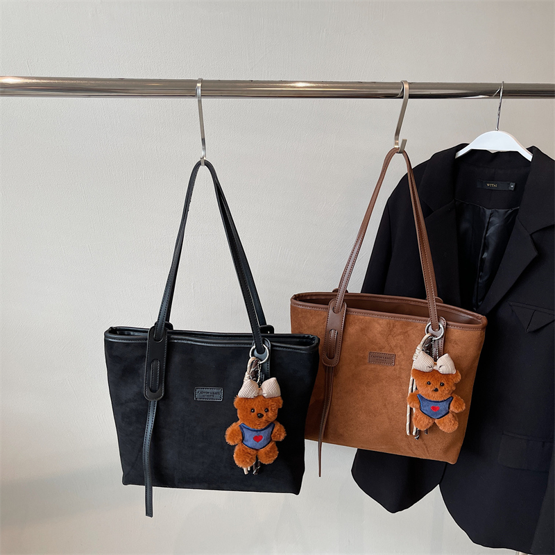 Winter new casual elegant large capacity shoulder bag, simple shopping commuting essential crossbody bag, student fashionable lightweight crossbody ba