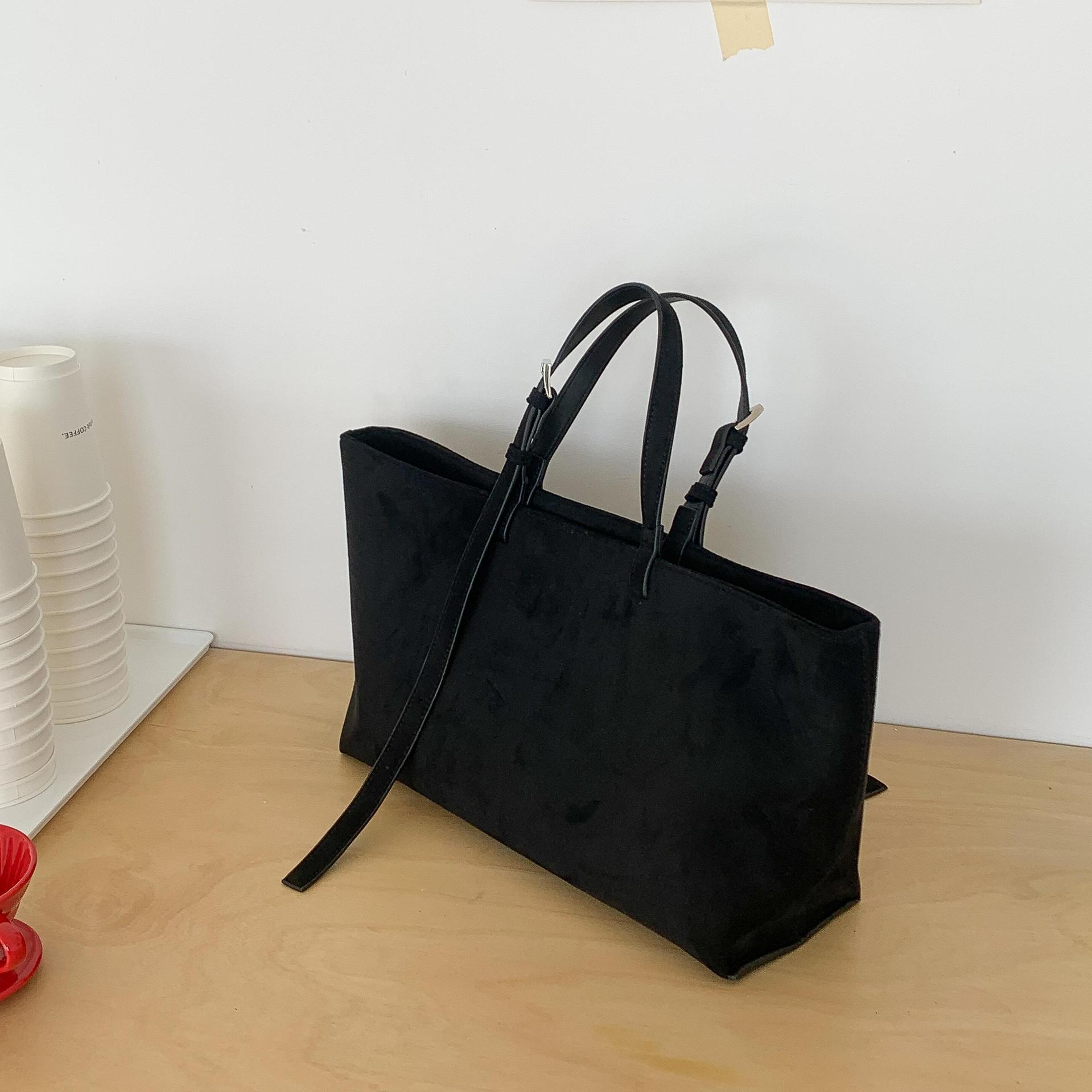 Vintage velvet bread autumn and winter new handbag velvet large capacity women s shoulder bag designer bag simple Luxury bag commuting bag Designer Ba