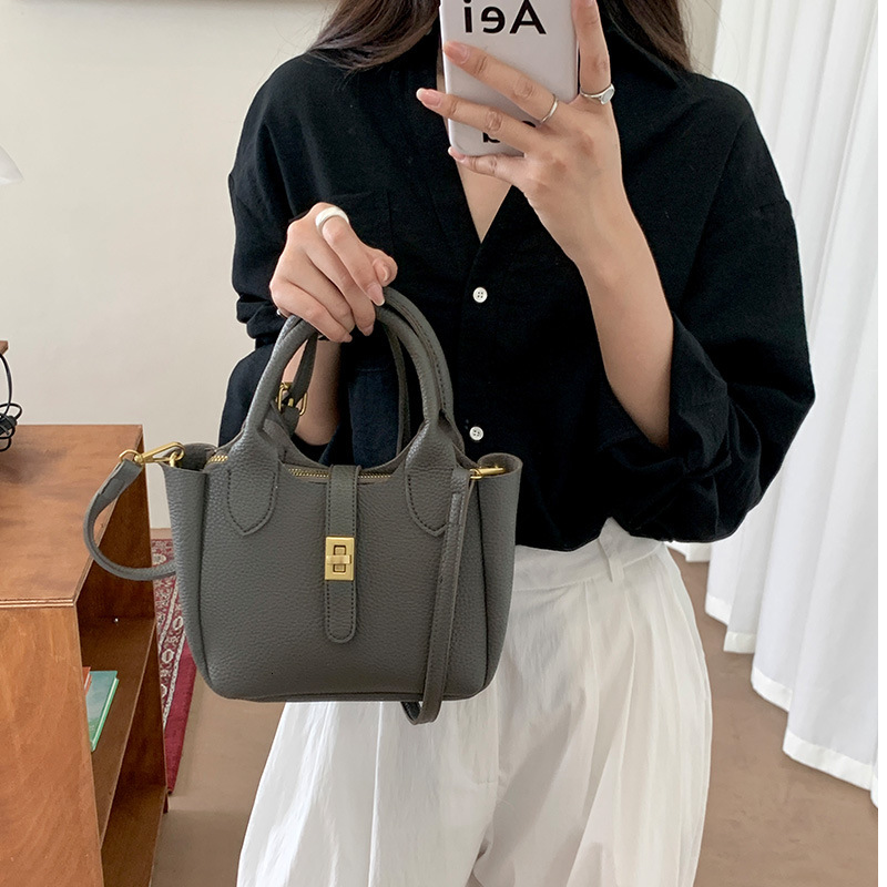 Women's new shoulder bag French style niche design retro style handbag autumn fashion bucket bag light luxury designer bag