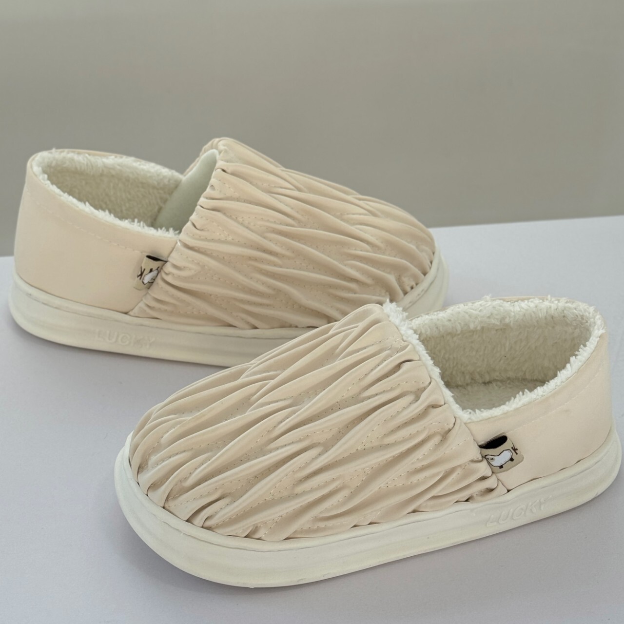 Yuangang Wrinkled Heel Slippers Women, Autumn and Winter Indoor Warm Non-Slip Outdoor Wear 2023 New Cotton Shoes for Men ddmymarket