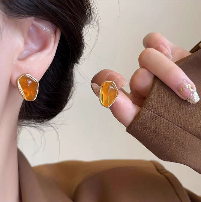 Melard Style French High-End Amber Niche Simple Fashion Earrings Light Temperament Ear Jewelry