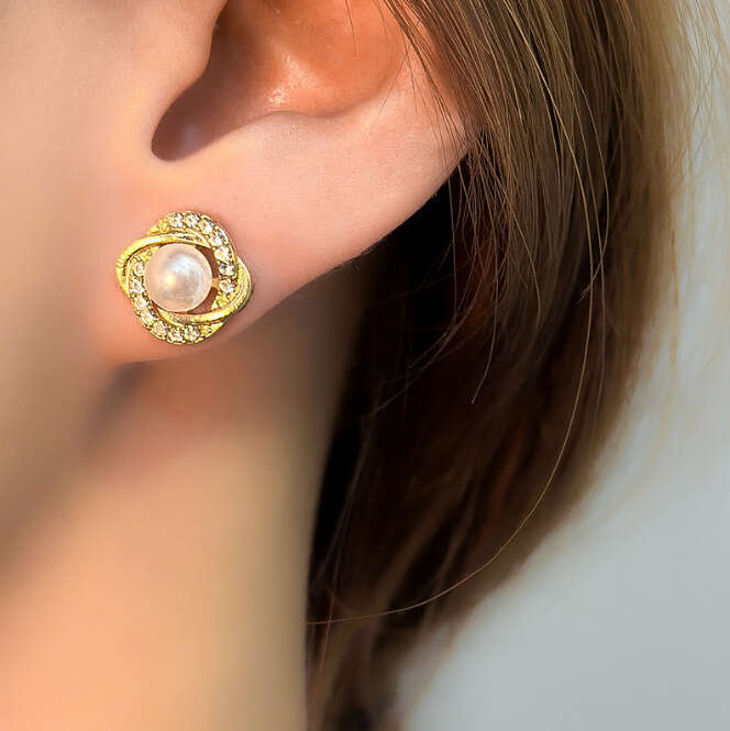 Fashionable Light Full Dia Pearl for Women Exquisite Niche Design High-end Earrings Elegant Versatile Ear Jewelry