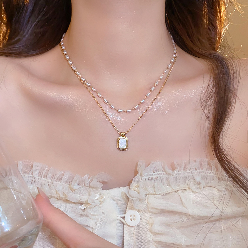 Gold - Toned Layered Necklace With Pearl Beads And Square Gem Pendant Delicate Daily & Elegant Jewelry Gift For Her High - Quality And Stylish Accesso