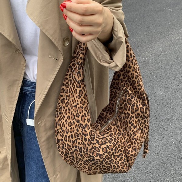 Korean style suede half moon shaped women s armpit bag autumn and winter new style suede retro simple Luxury bag pleated handbag designer bag Designer