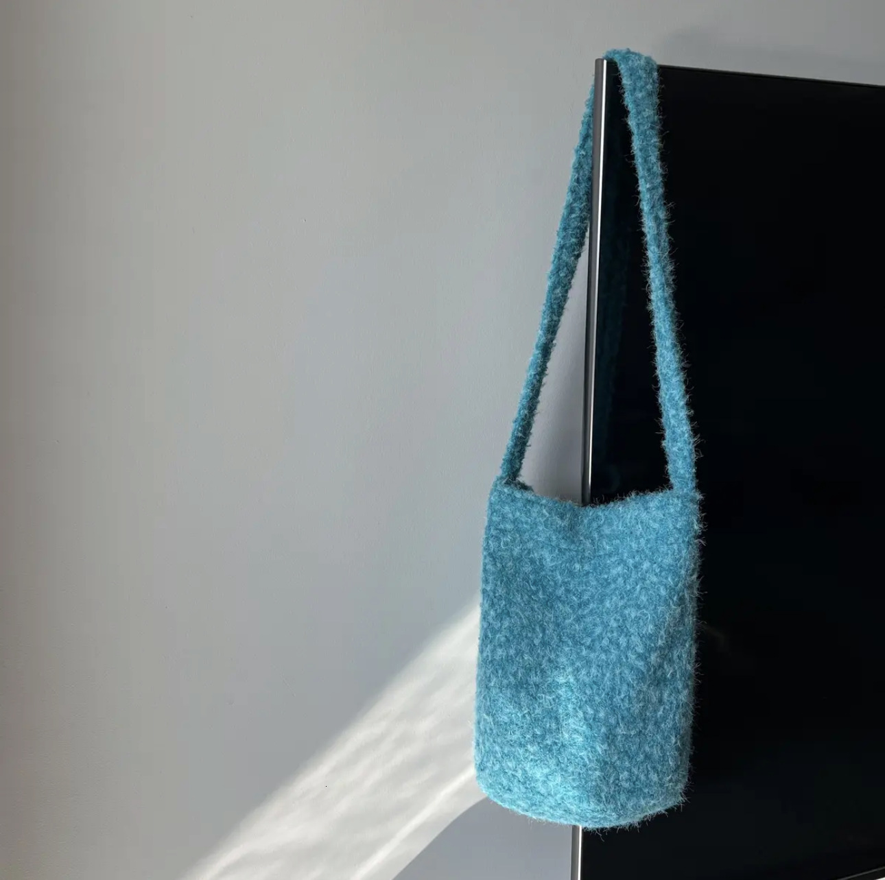 Autumn and Winter New Bucket Bag with Fluffy Design, Slant Body Wool Bag, Large Capacity, Simple Commuting, Bag Light Luxury Designer Bag