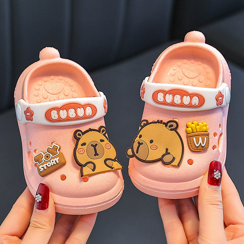 Summer new cute capybara children's shoes, anti slip outdoor sandals for boys and girls, closed toe beach shoes, fashionable and trendy shoes