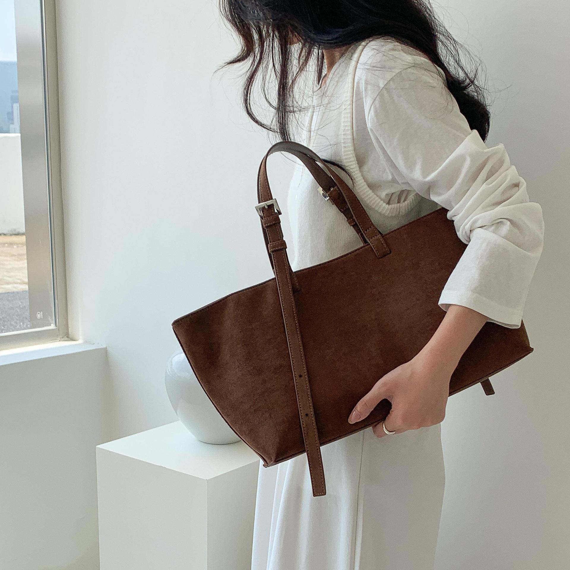 Vintage velvet bread autumn and winter new handbag velvet large capacity women s shoulder bag designer bag simple Luxury bag commuting bag Designer Ba