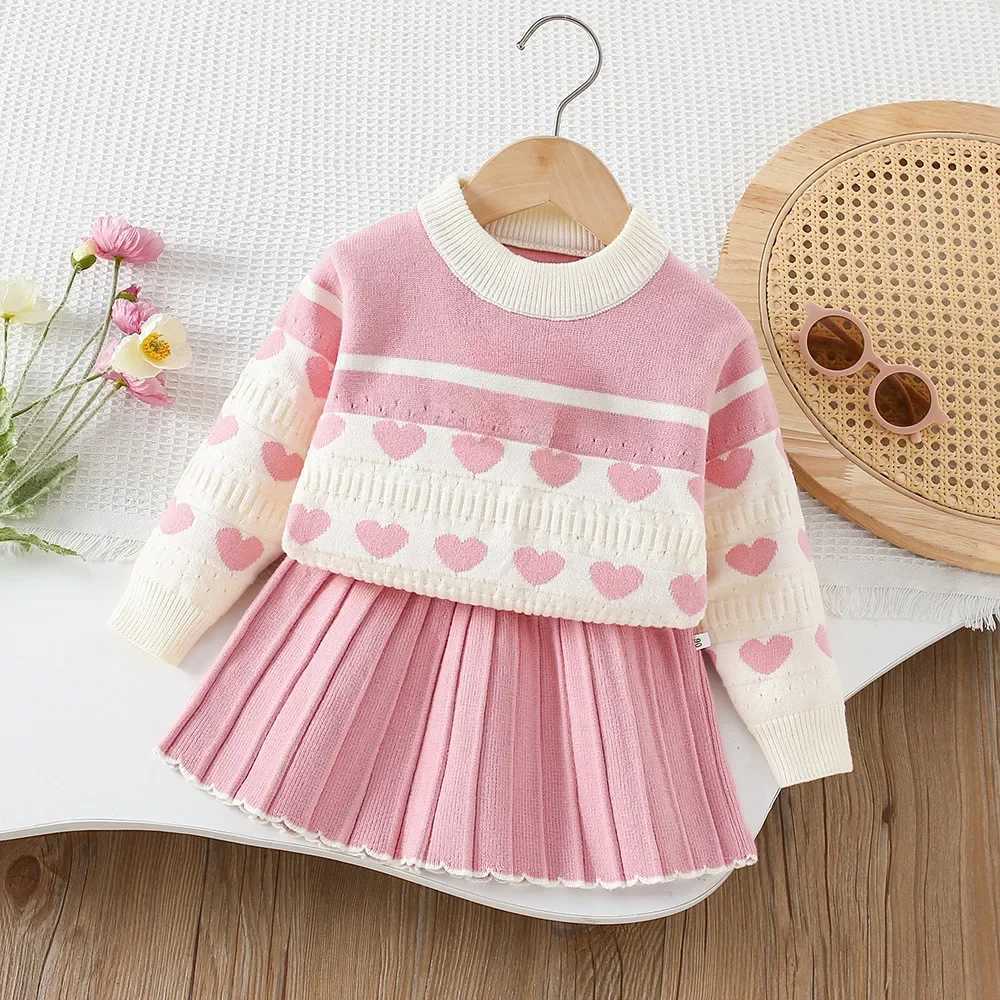 Bear Leader Autumn Fashion Knitted Girls Clothes Love Printed Long Sleeved TopPleated Skirt Winter College Style Childrens Set L250926NLUI