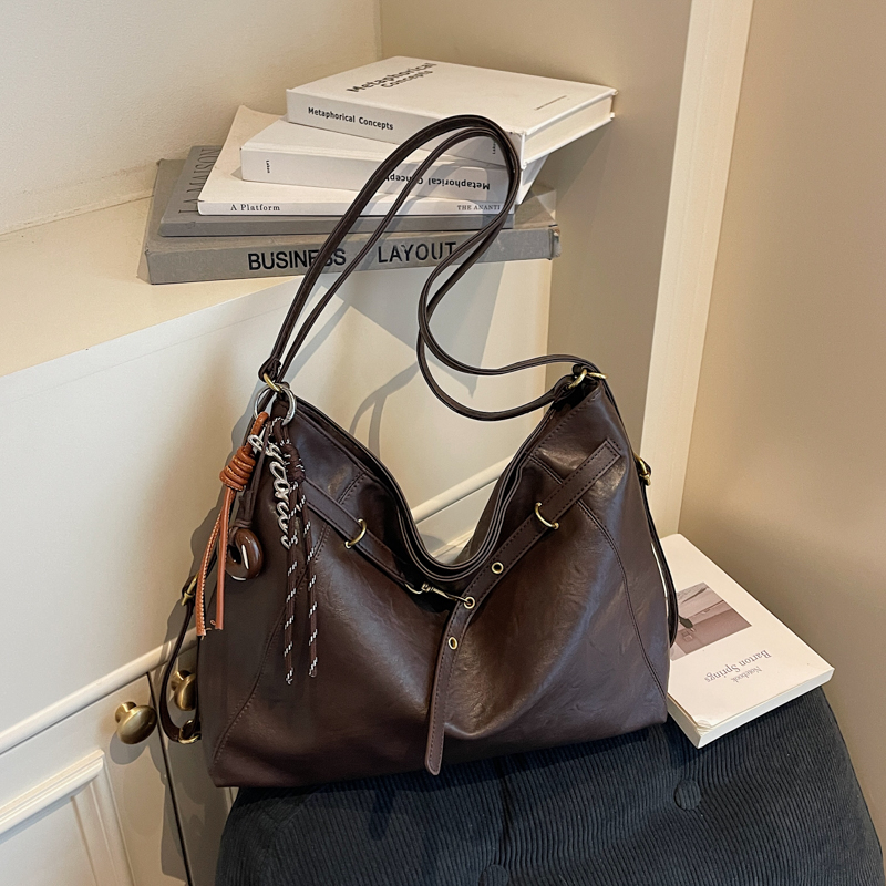 Casual, elegant, luxurious, large capacity women's shoulder bag, simple shopping, commuting essential crossbody bag, student fashionable, lightwe