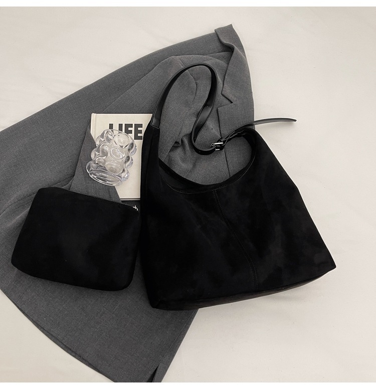 New suede large capacity armpit bag for women, trendy and versatile commuting retro mother and child bag, light luxury designer bag