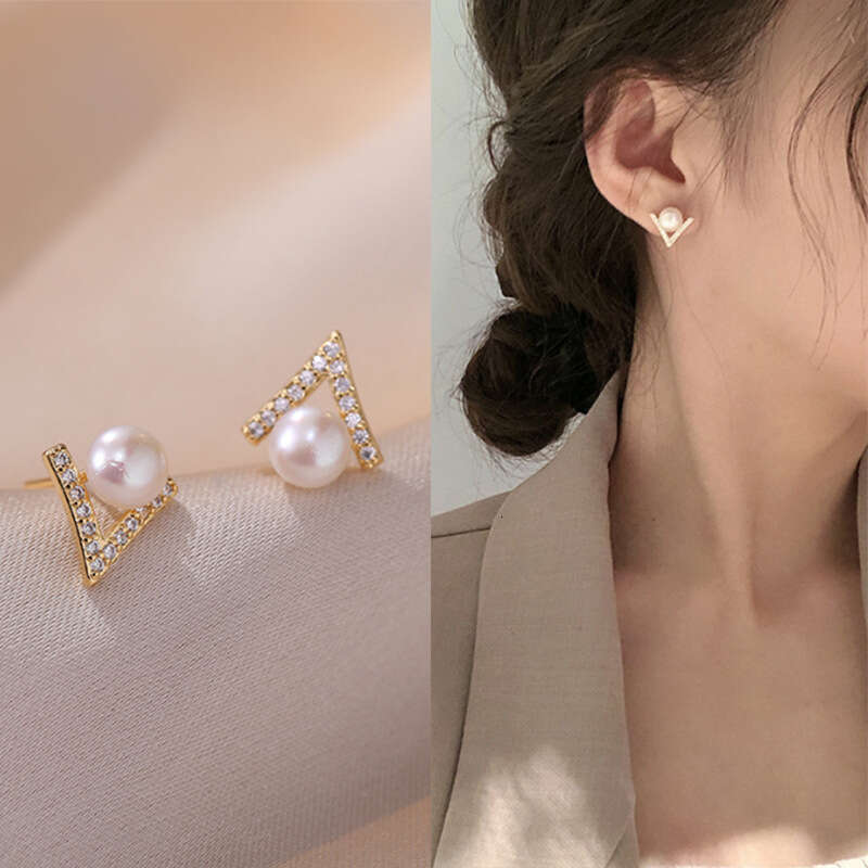 Delicate V-Shaped Pearl Inlaid Dia Stud Earrings for Women, Internet Celebrity Fashion, Simple and Elegant Earrings, Versatile Light Ear Jewelry