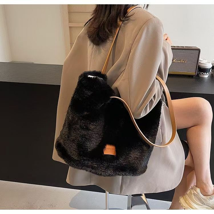Autumn women's shoulder bag new niche design furry Bag design fashionable personality atmospheric style simple handbag light luxury designer bag