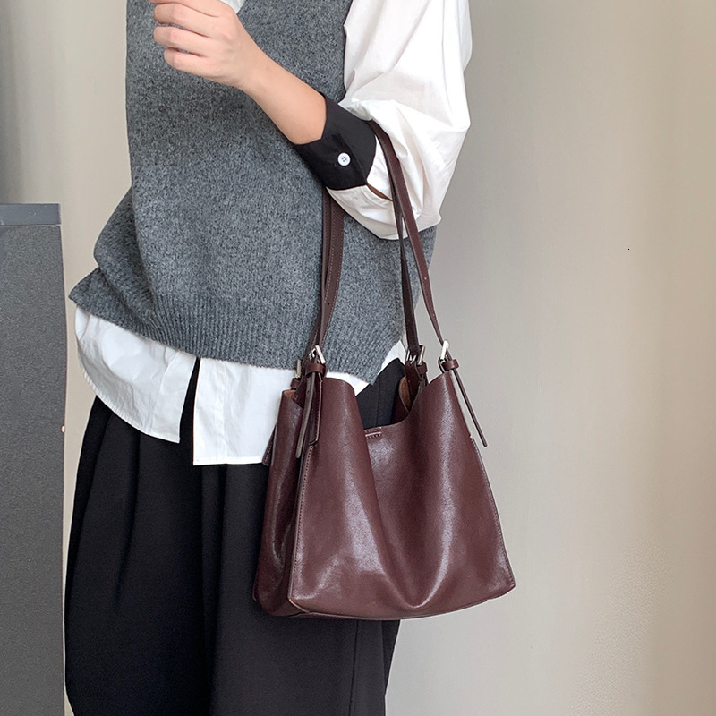 Vintage leather homeless handbag new niche casual minimalist commuting basket bag Luxury bag women s shoulder bag new designer bag Designer Bag