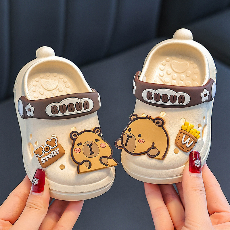 Summer new cute capybara children's shoes, anti slip outdoor sandals for boys and girls, closed toe beach shoes, fashionable and trendy shoes