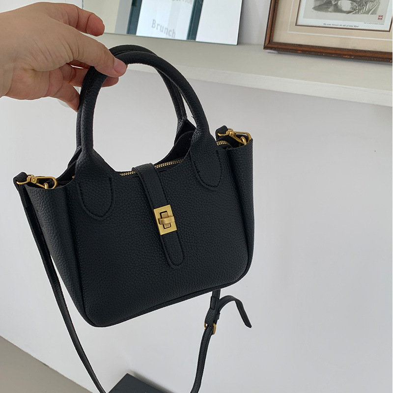 Women's new shoulder bag French style niche design retro style handbag autumn fashion bucket bag light luxury designer bag