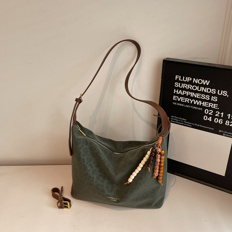 Casual, elegant, luxurious, large capacity fashionable shoulder bag for girls, simple shopping and commuting backpack, lightweight crossbody bag for s