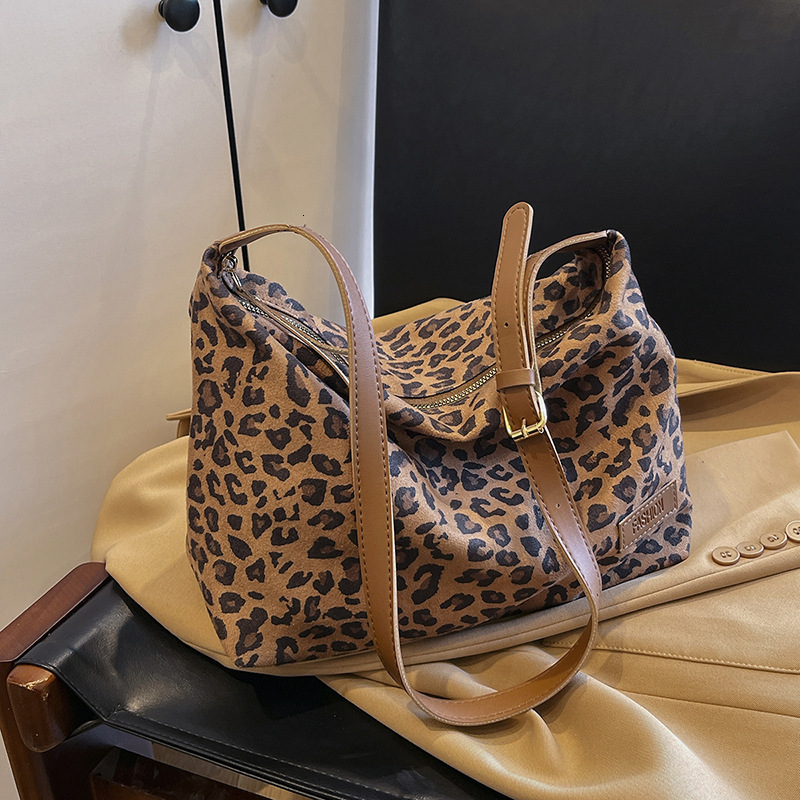 Retro matte bag, autumn new Bag style armpit bag, handbag, light luxury designer bag, large capacity leopard print women's shoulder bag, trendy s
