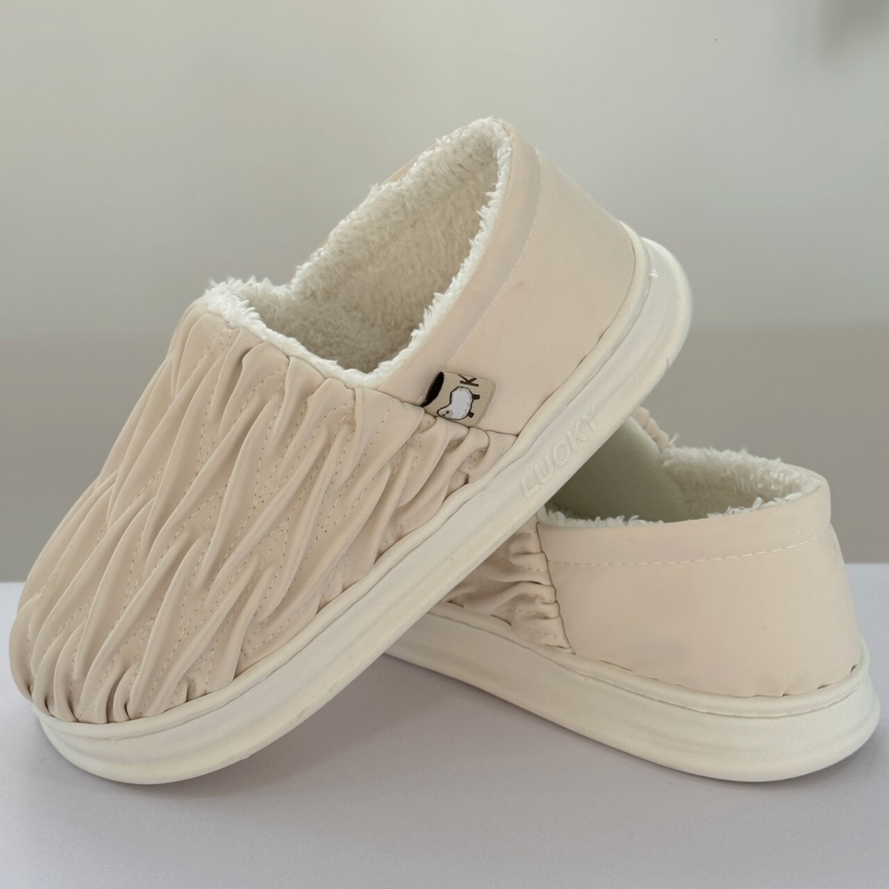 Yuangang Wrinkled Heel Slippers Women, Autumn and Winter Indoor Warm Non-Slip Outdoor Wear 2023 New Cotton Shoes for Men ddmymarket