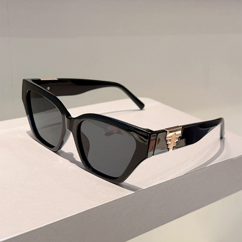 2025 New European American High End Cat Eye Sunglasses Over sized Unisex Versatile Face Slimming Shades