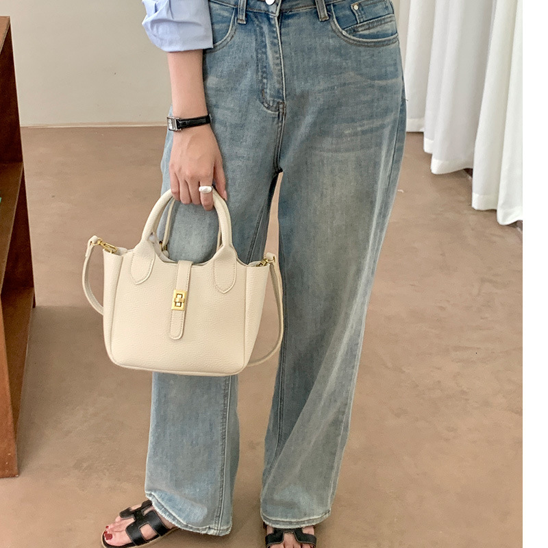 Women's new shoulder bag French style niche design retro style handbag autumn fashion bucket bag light luxury designer bag