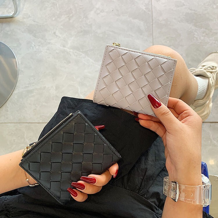 TOP Designer 2025 Spring New Korean Style Women's Short Wallet 80% off Handmade Woven Clutch Card Holder Simple Leather Wallet f6 3b 5f5