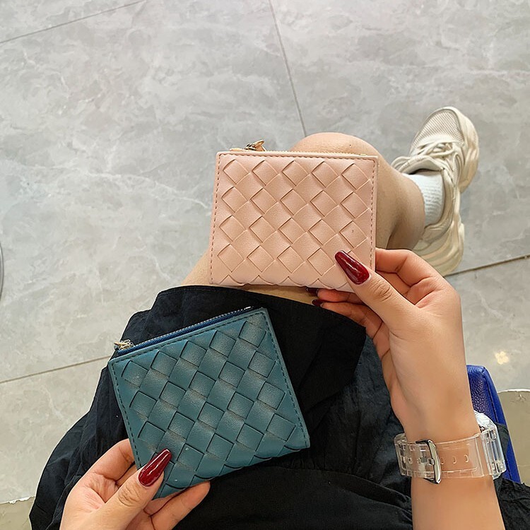 TOP Designer 2025 Spring New Korean Style Women's Short Wallet 80% off Handmade Woven Clutch Card Holder Simple Leather Wallet f6 30 b7b