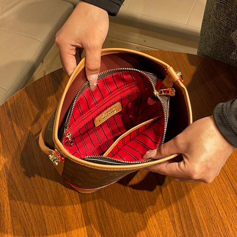 Designer bags2025 new product, new in the season, printed letter bucket bag, fashionable 100 shoulder and messenger bag women