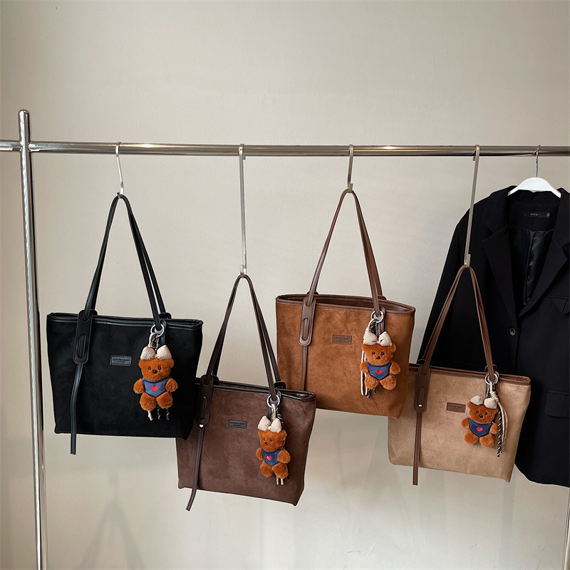 Winter new casual elegant large capacity shoulder bag, simple shopping commuting essential crossbody bag, student fashionable lightweight crossbody ba