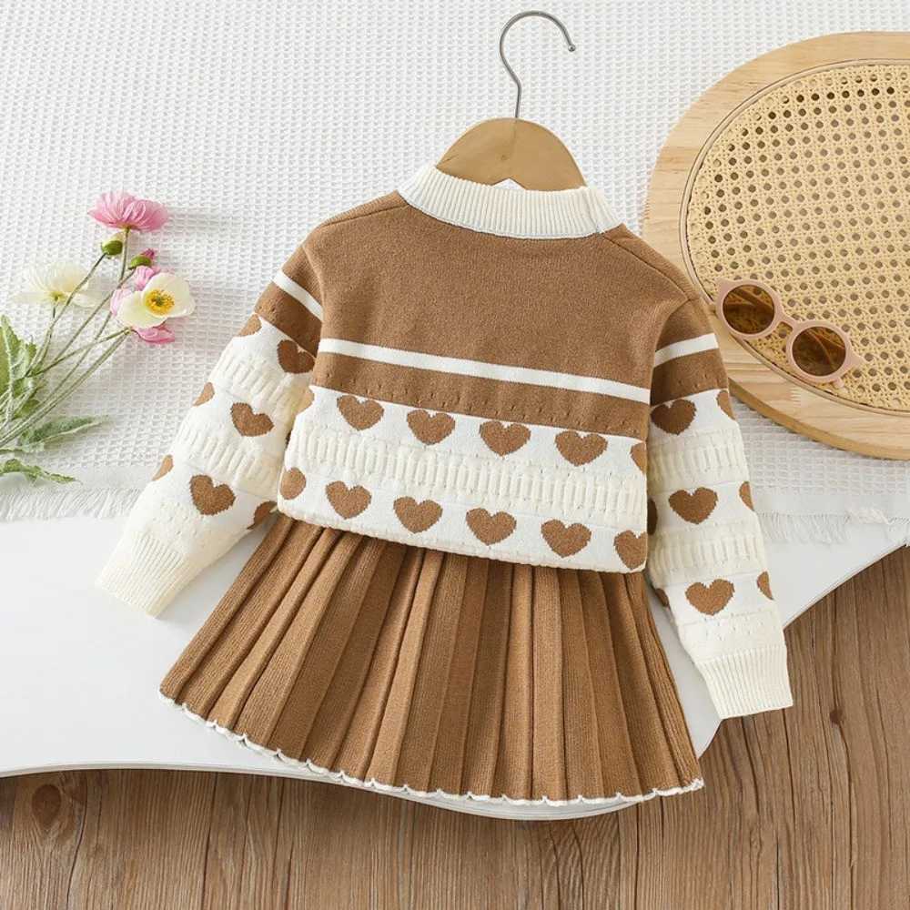 Bear Leader Autumn Fashion Knitted Girls Clothes Love Printed Long Sleeved TopPleated Skirt Winter College Style Childrens Set L250926NLUI