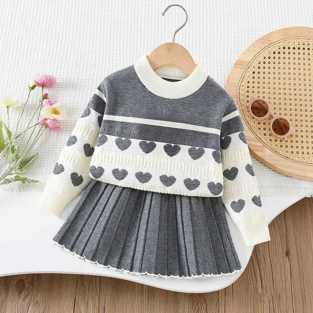 Bear Leader Autumn Fashion Knitted Girls Clothes Love Printed Long Sleeved TopPleated Skirt Winter College Style Childrens Set L250926NLUI
