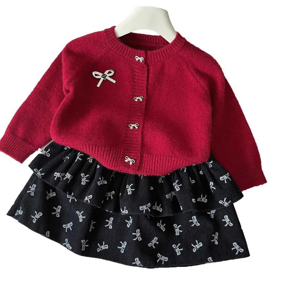 New Autumn Children Girls Knitwear 2PCS Clothing Knotbow Button Red Sweater Cardigan Suit All Printed Kids Baby Girls Cake Skirt L250926GED0