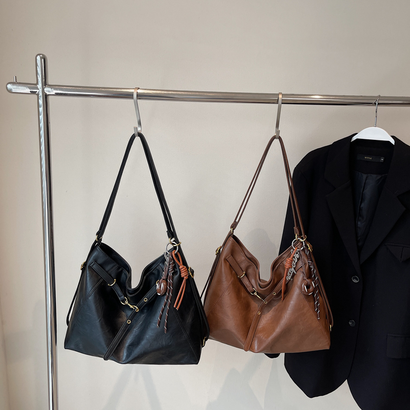 Casual, elegant, luxurious, large capacity women's shoulder bag, simple shopping, commuting essential crossbody bag, student fashionable, lightwe