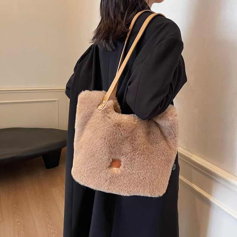 Autumn women's shoulder bag new niche design furry Bag design fashionable personality atmospheric style simple handbag light luxury designer bag