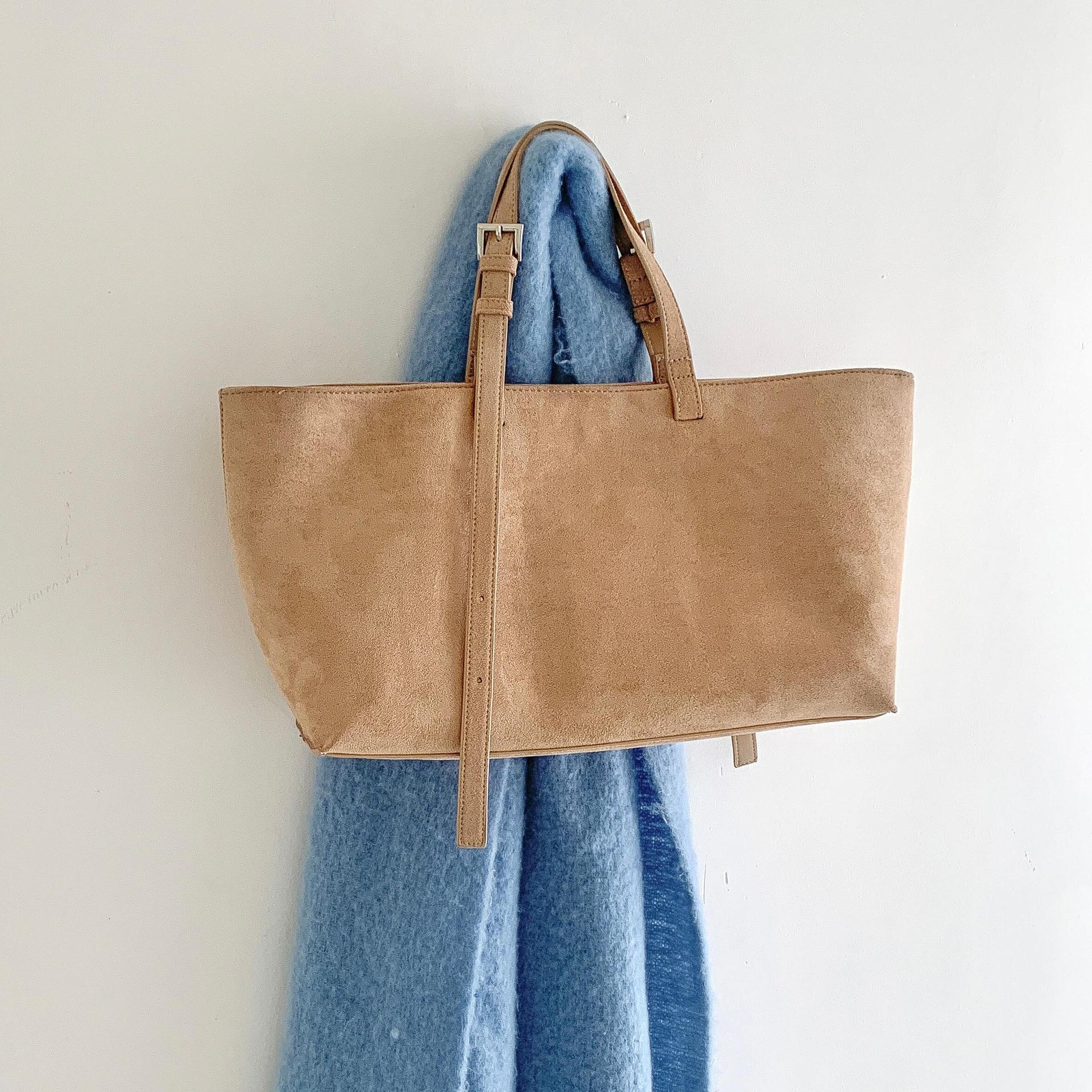 Vintage velvet bread autumn and winter new handbag velvet large capacity women s shoulder bag designer bag simple Luxury bag commuting bag Designer Ba