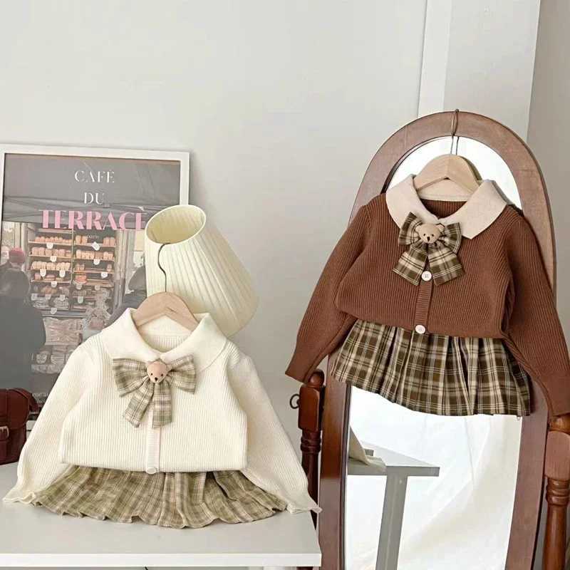 Autumn Winter Girls Clothing Set Cartoon Bear Bow Decoration KnitwearStripe Pleated Skirt 2Pcs For 26Y Kids Casual Suit L25092613R1