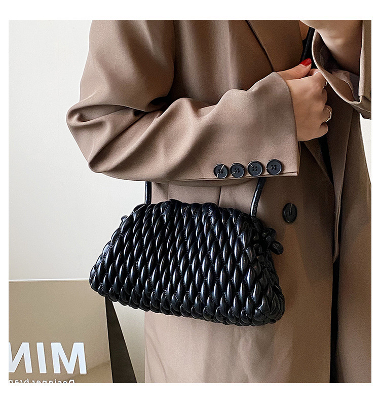 New French fashion autumn women's shoulder bag with niche Bag design, trendy style, retro minimalist handbag, light luxury designer bag