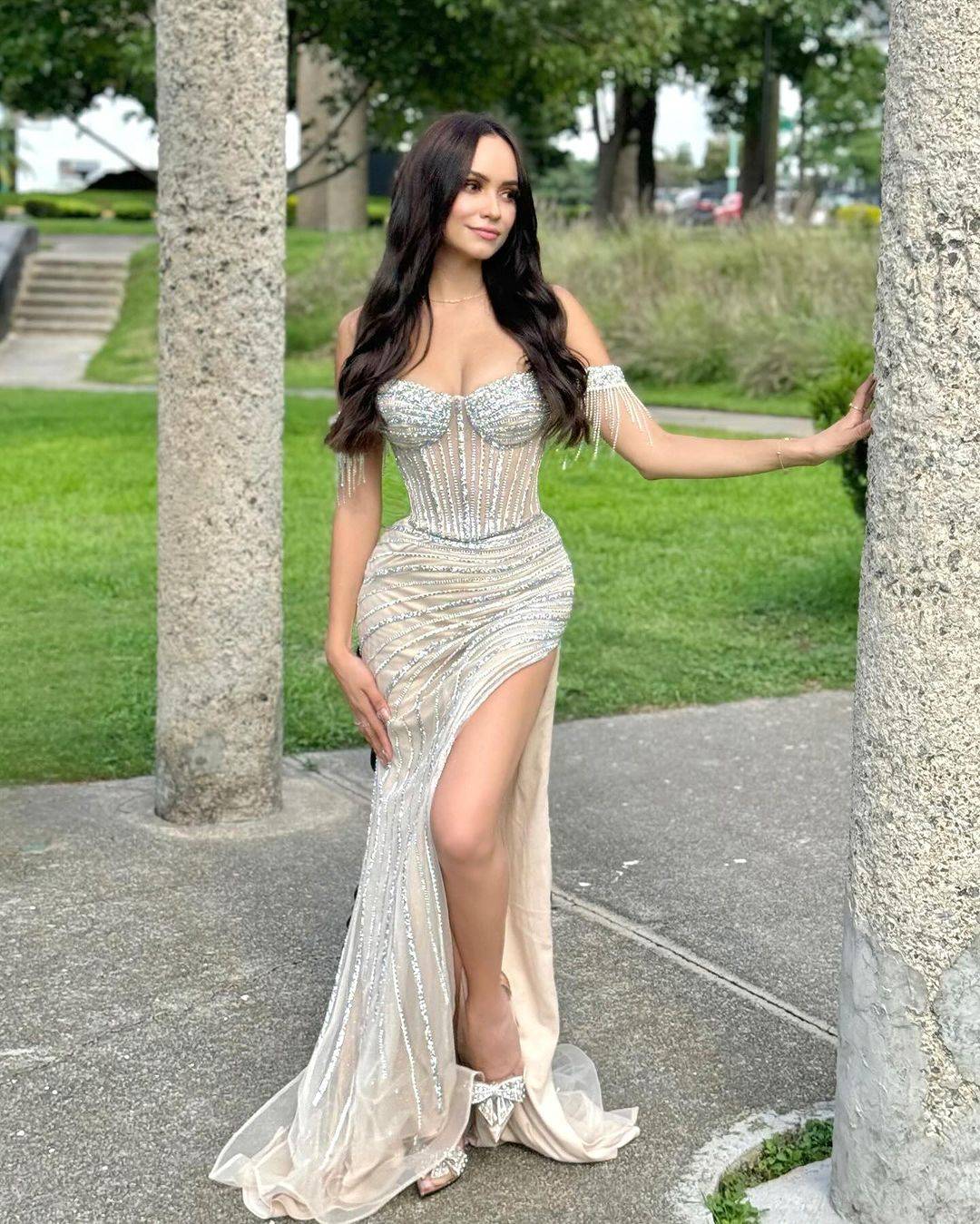 Elegant Off Shoulder Evening Dresses Side Slit Sweep Train Mermaid Prom Gowns Sequins Tassel Special Occasion Custom Made