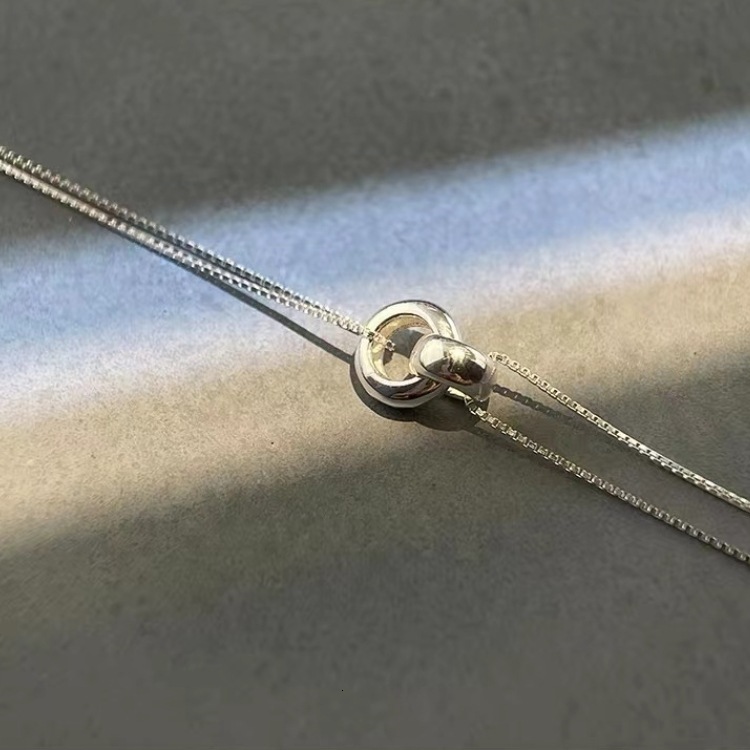 Sier-Plated Interlocking Pendant Double-Layer Necklace for Women Clavicle Chain Niche Light Accessories