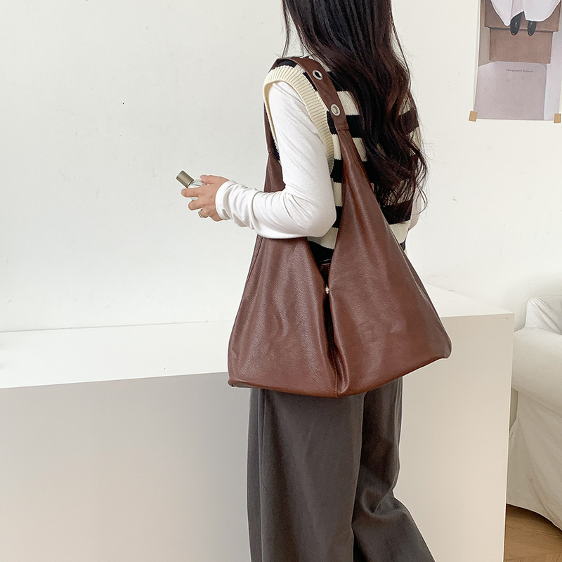 Large capacity autumn and winter bag women s commuting shoulder bag light luxury niche soft leather magnetic buckle handbag designer bag Luxury bag De