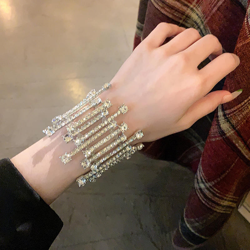 Silver - Toned Crystal - Encrusted Crown Decor Delicate & Luxurious Ornament High - Quality And Sparkling Accessory For Gifting Or Display