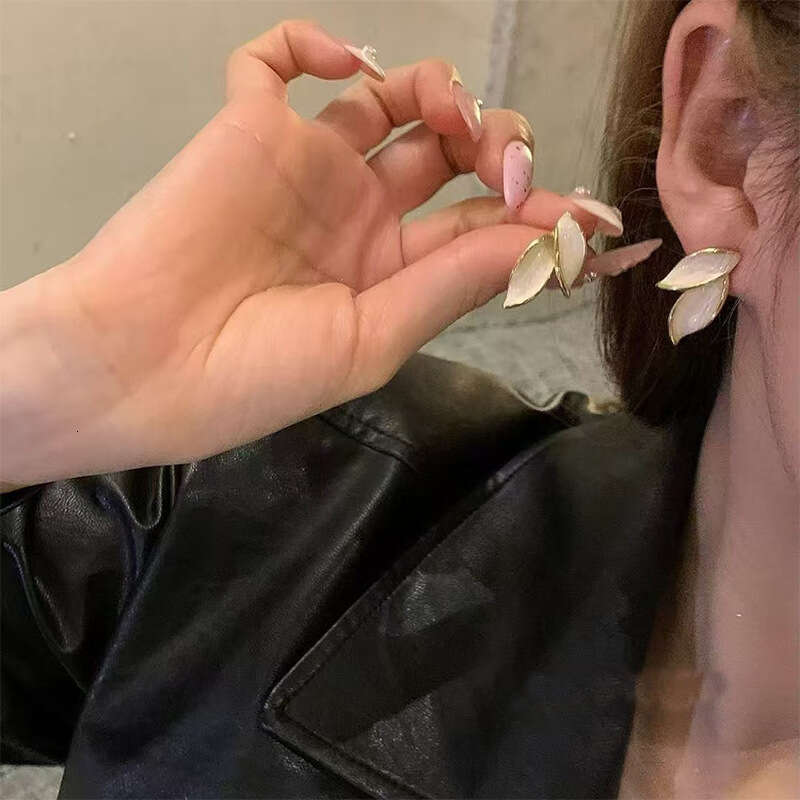 Korean Minimalist Fashion Leaf Niche Design High-end Light Earrings Forest Style Personality Versatile Ear Jewelry